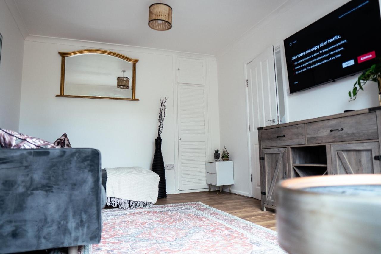 Large 4 Bedroomproperty Driveway And 3 Bathrooms Burton Latimer Bagian luar foto