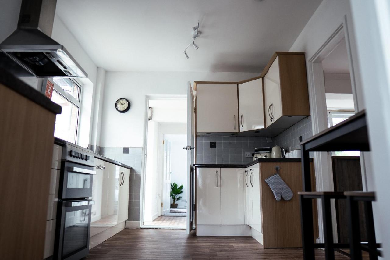 Large 4 Bedroomproperty Driveway And 3 Bathrooms Burton Latimer Bagian luar foto